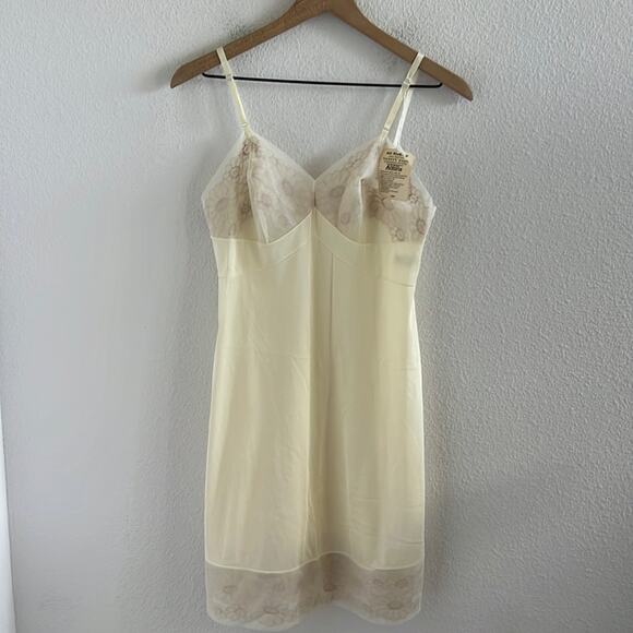 NWT Vintage Vanity Fair Slip Gown Neutral Cream Lightweight Small - Picture 1 of 9
